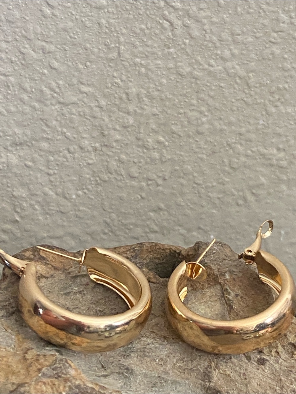 5/$10❤️❤️❤️NEW Polished Chunky Half-Hoop LeverBack Post Earrings